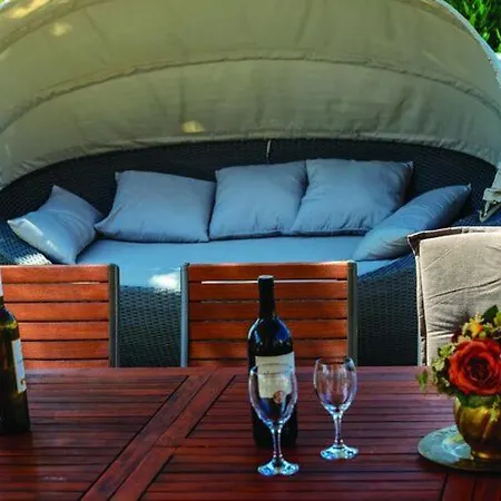 Anka - Five-bedroom With Terrace And Swimming Pool