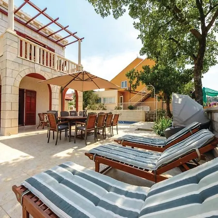 Anka - Five-bedroom With Terrace And Swimming Pool
